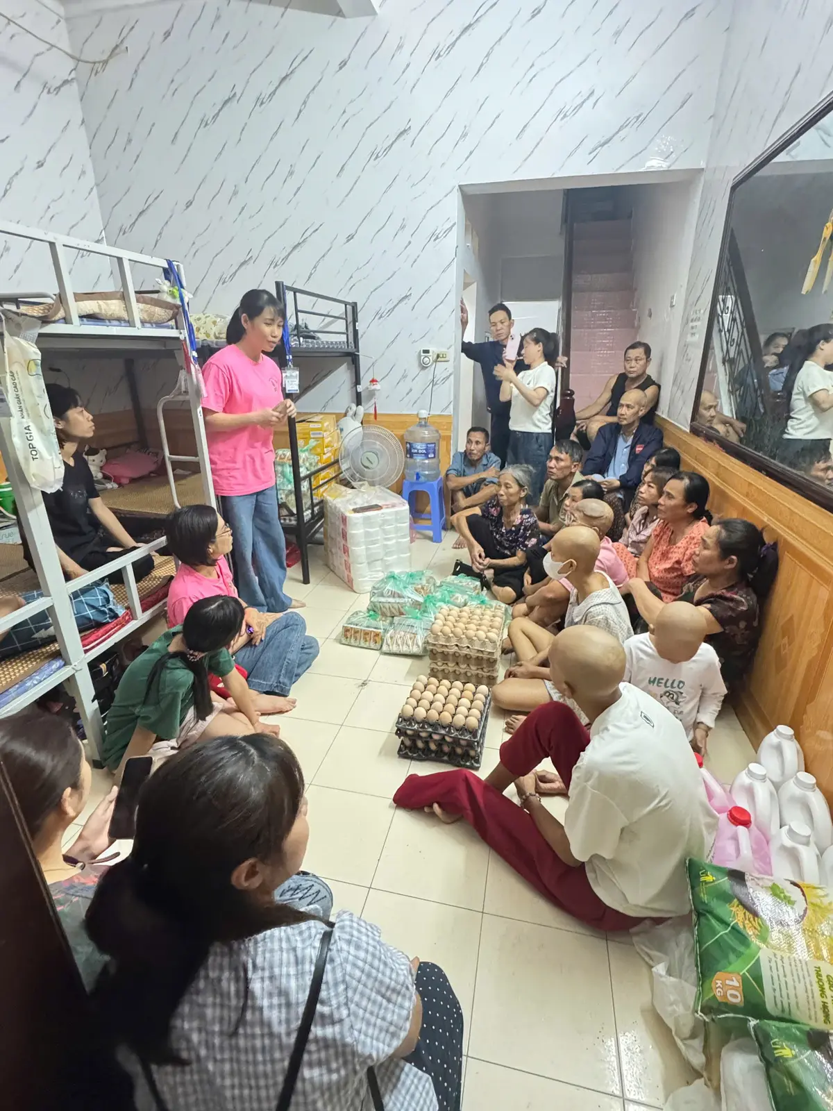 Các thành viên trong đoàn cùng sẻ chia với những người đang lưu trú.