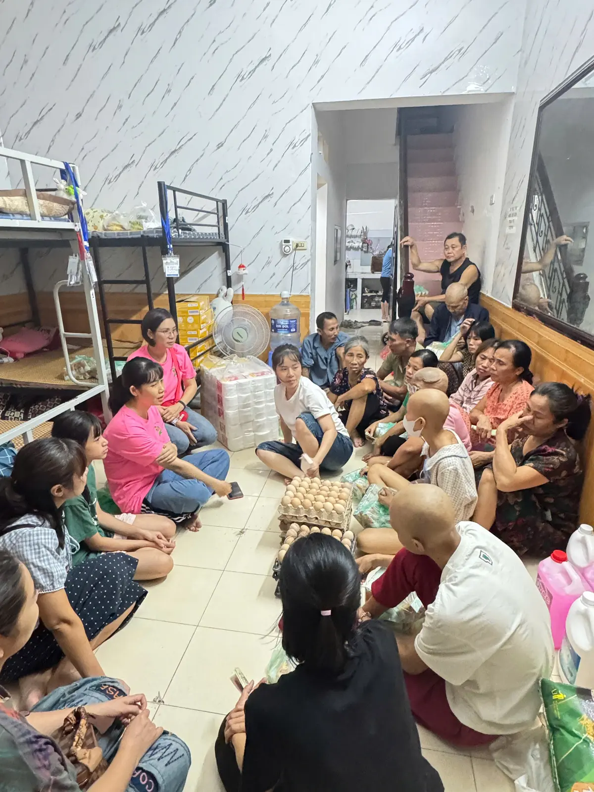 Gặp gỡ và hỏi thăm tại Nhà trọ 0 đồng trong chuyến thiện nguyện.