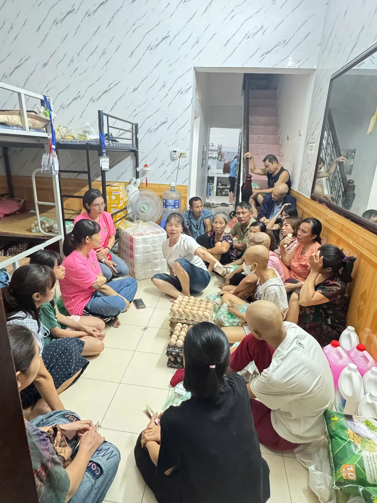 Trao gửi những phần quà từ sự đóng góp của Premilac và nhiều mạnh thường quân.