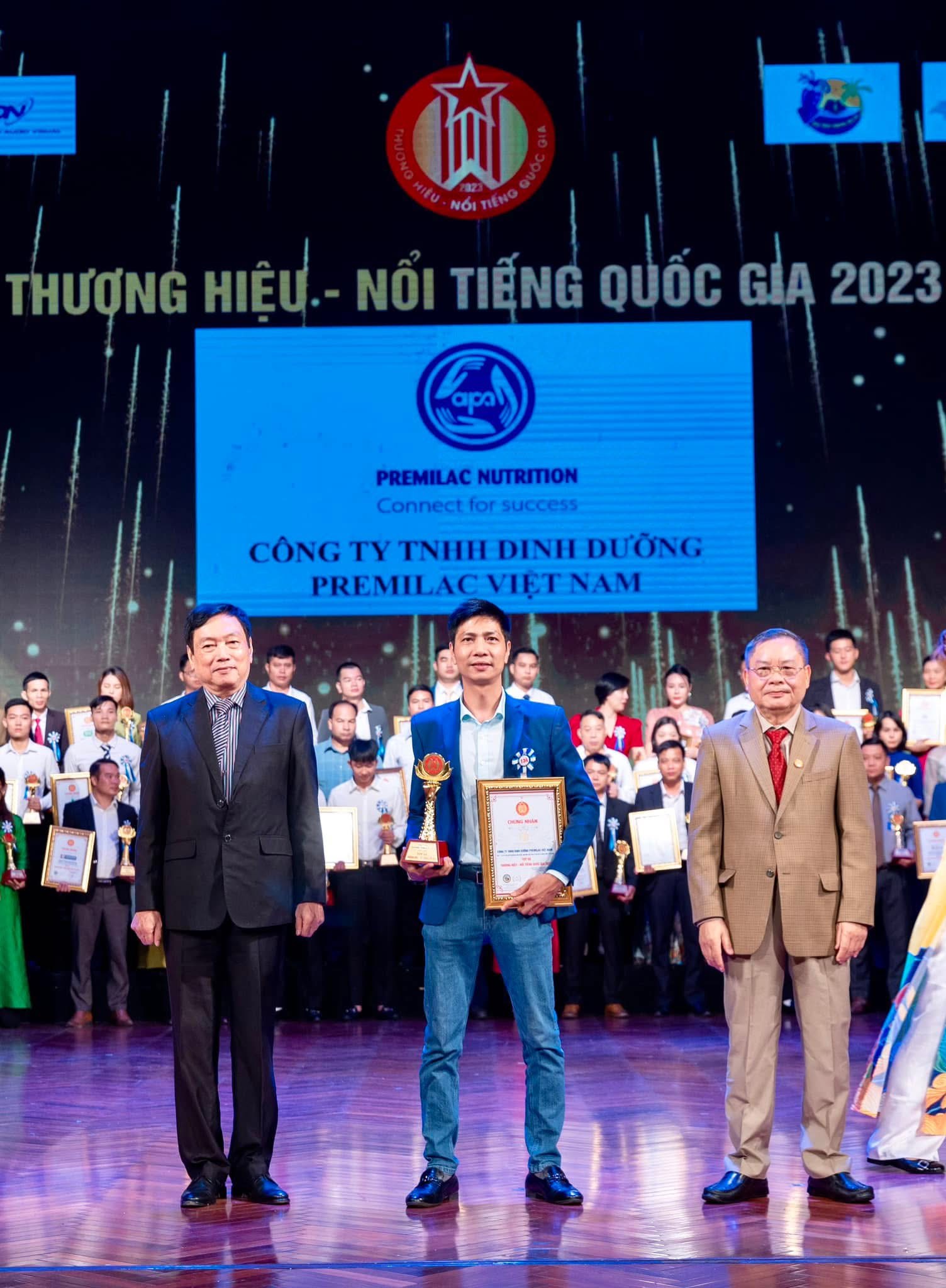 Đại diện Premilac nhận Cúp và Chứng nhận Thương hiệu Nổi tiếng Quốc gia 2023