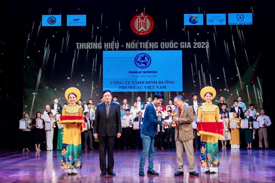 Khoảnh khắc trao Cúp cho đại diện Premilac