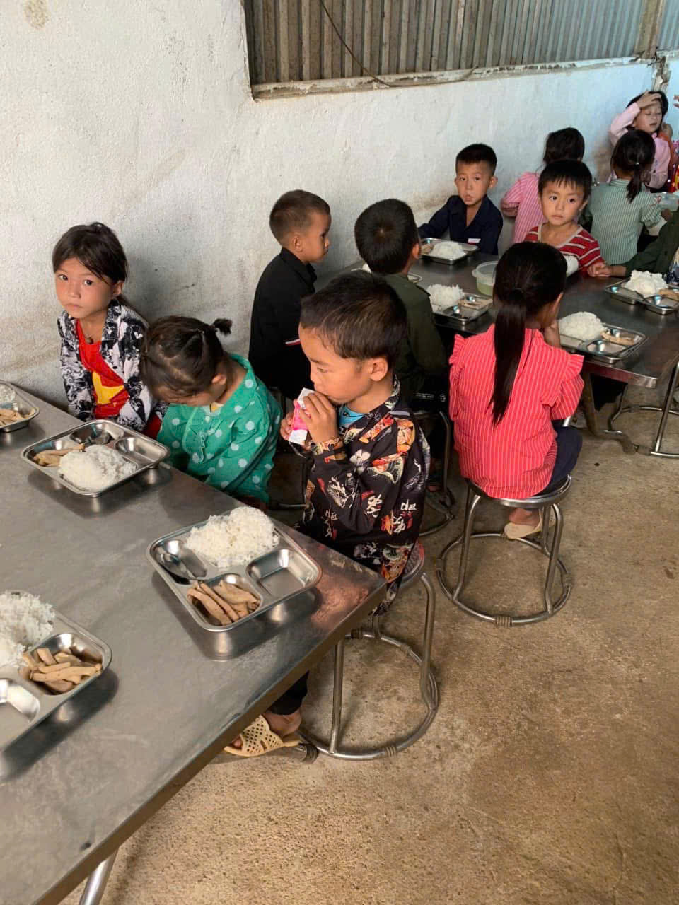 Các em học sinh dùng bữa tại trường bán trú