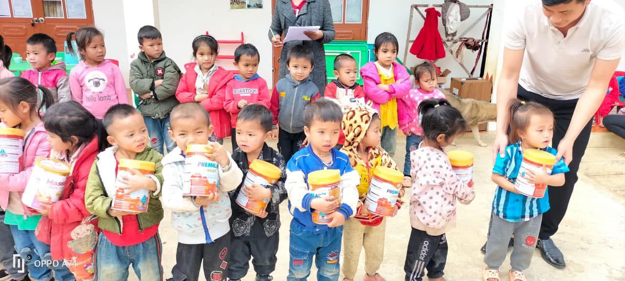 Các em nhỏ cùng phần quà Premilac