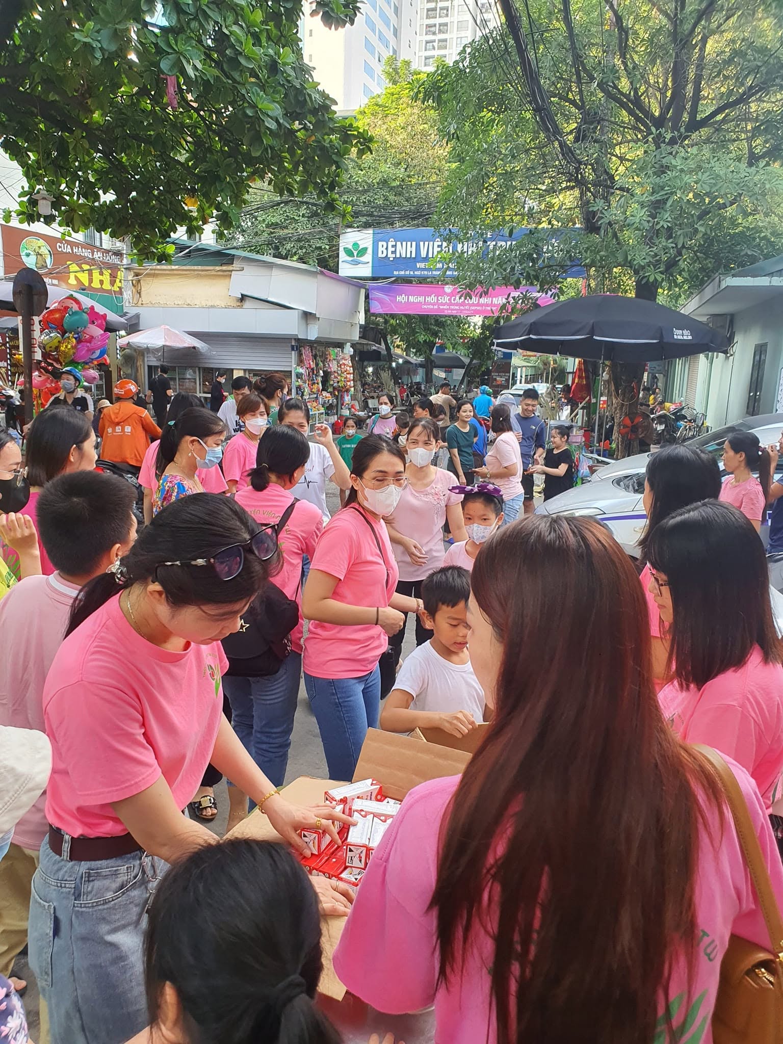 Các tình nguyện viên trao quà đến trẻ em và gia đình tại bệnh viện