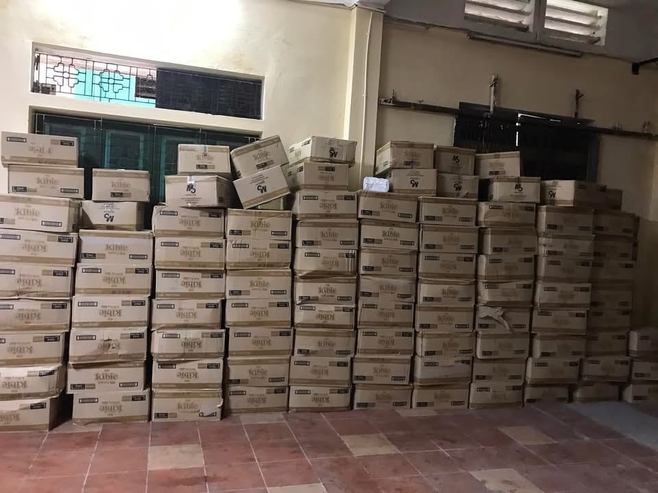 Các thùng bỉm được tập kết để chuẩn bị trao tặng