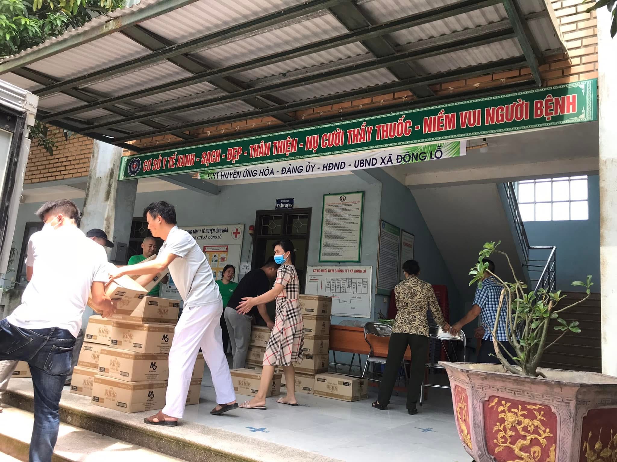 Trao các thùng bỉm tại Trung tâm Y tế xã Đồng Lỗ