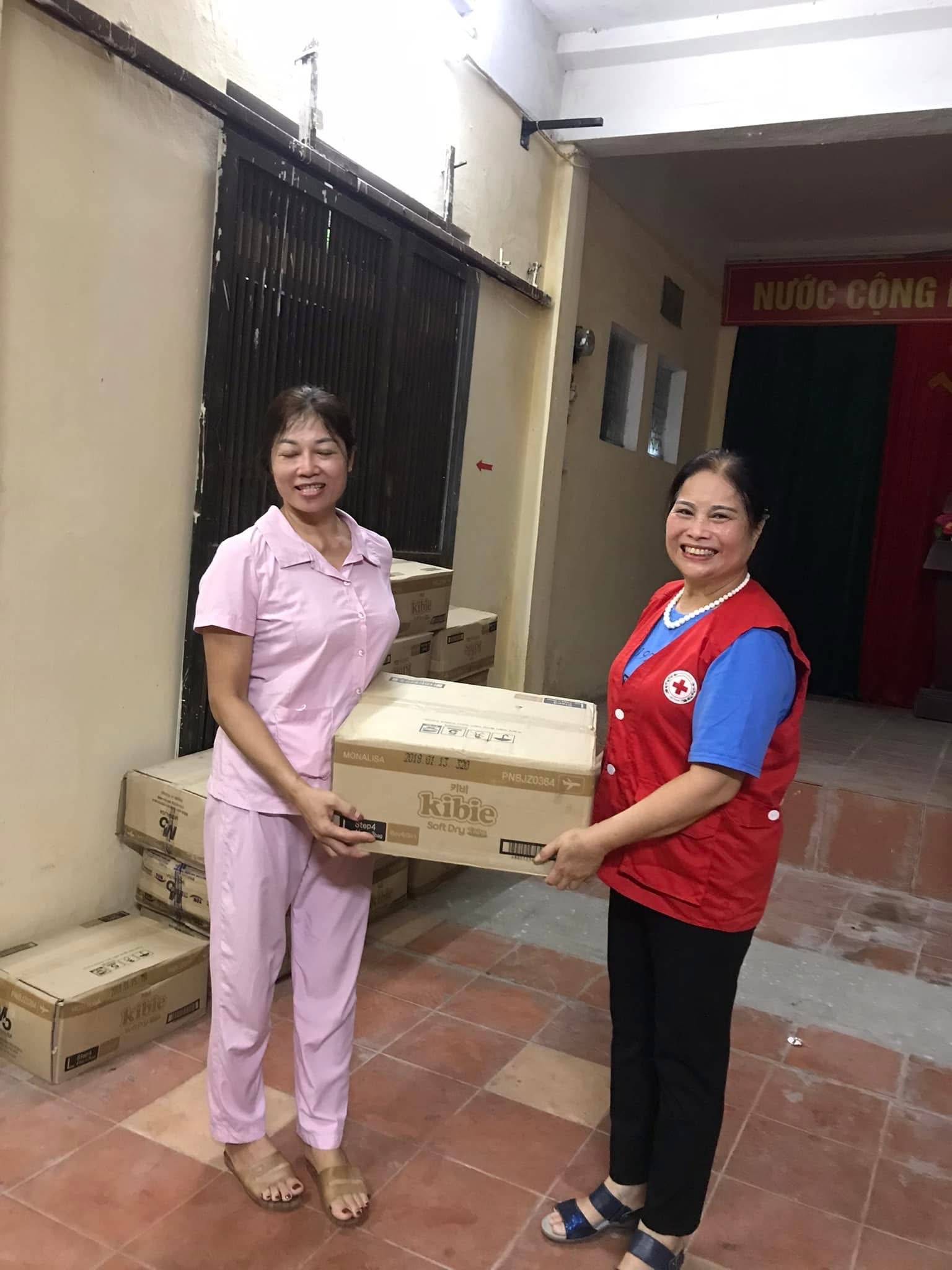 Đại diện Hội Chữ thập đỏ trao bỉm tại đơn vị y tế
